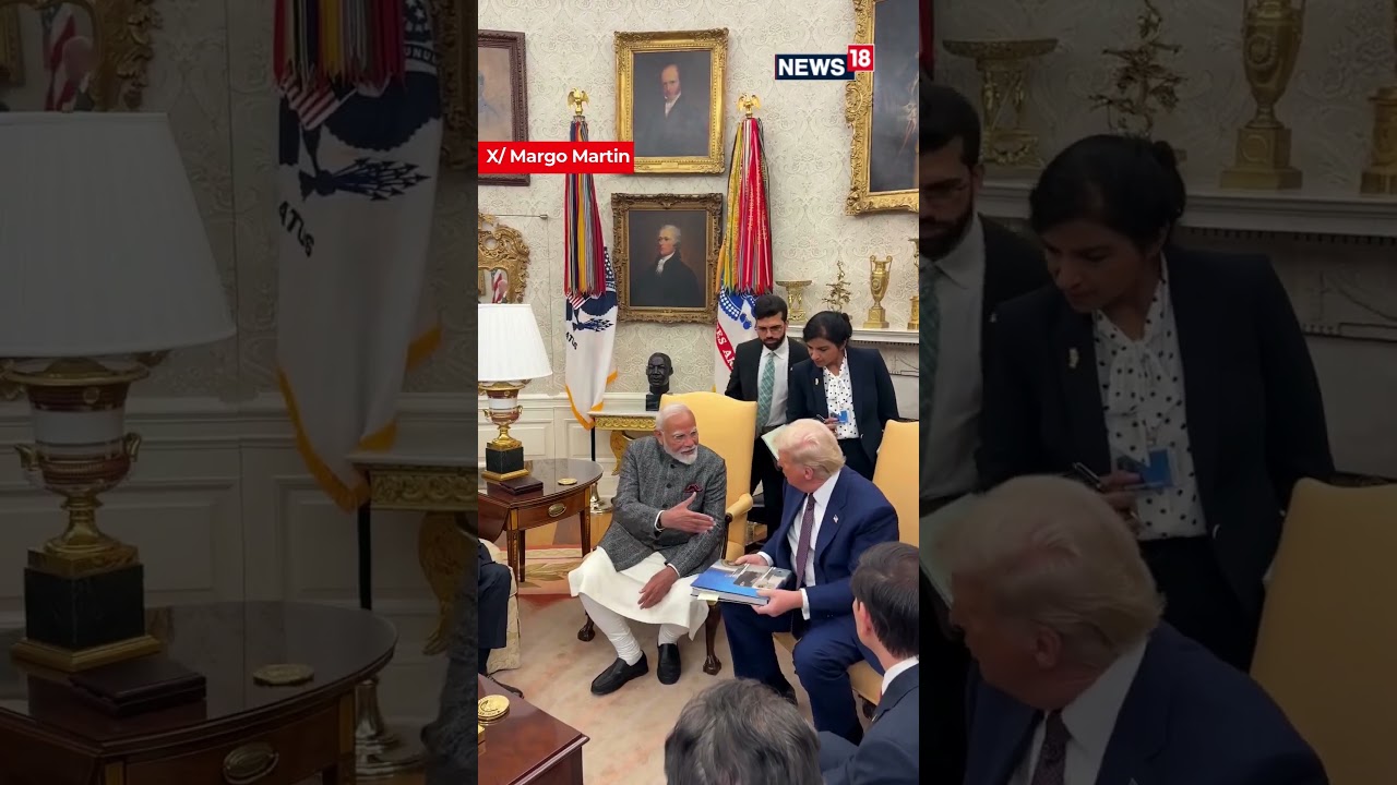 Президент Трамп подарил премьер-министру Моди свою книгу &laquo;Наше совместное путешествие&raquo; | Премьер-...