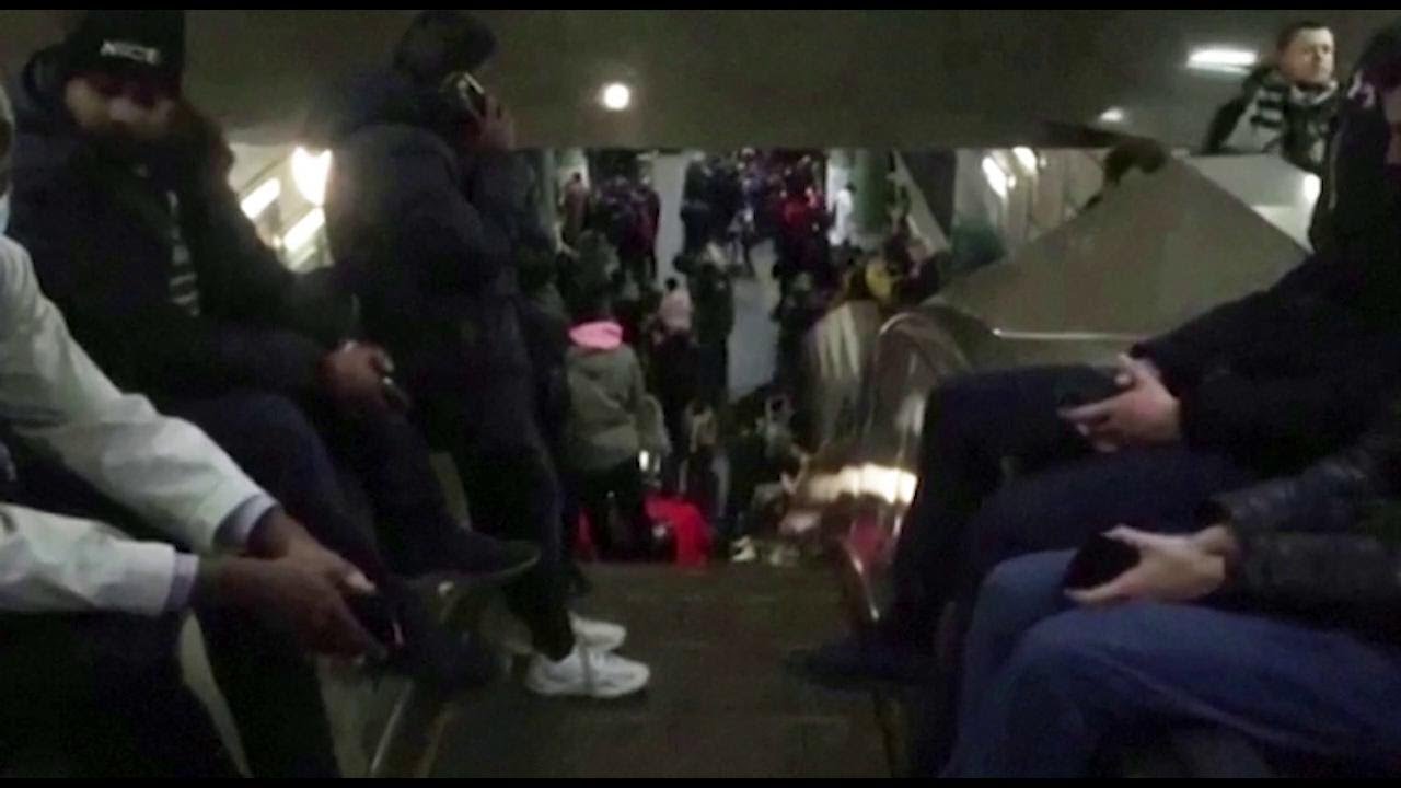 Ucraina, i cittadini di Kharkiv si rifugiano nella metropolitana per ripararsi dagli attacchi aerei