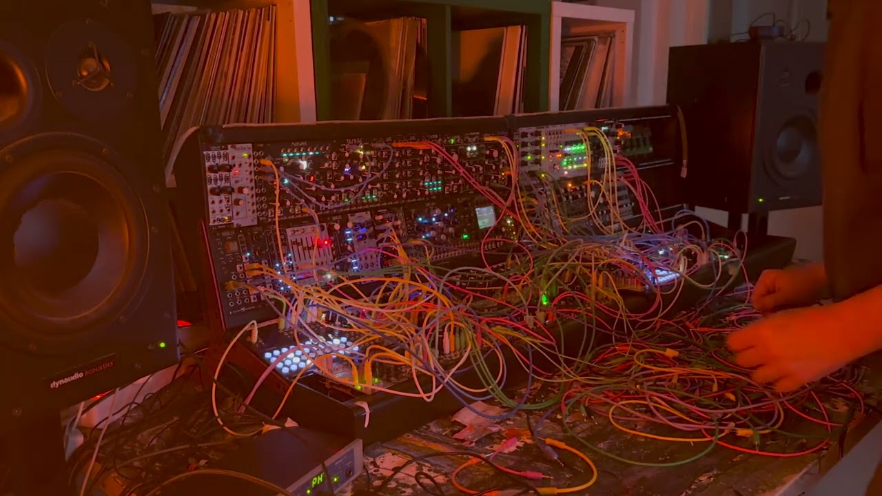 Osaq - From granular haze to grounded bass, everything moves with patience and purpose.