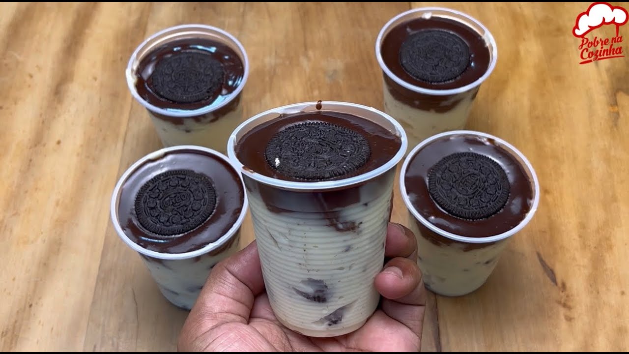 bombom de Oreo feito no copinho de plástico e derrete na boca