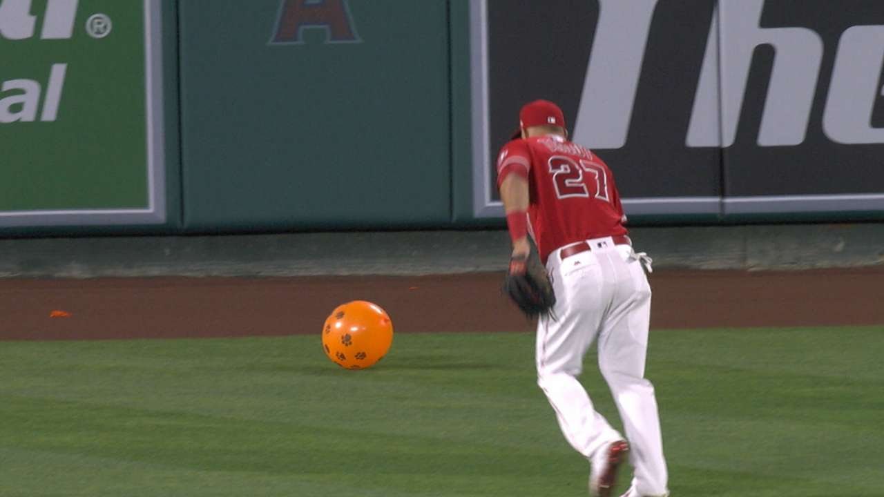 SEA@LAA: Mike Trout turns to pop balloon, is too late