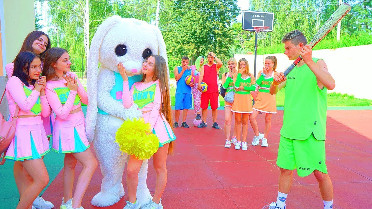 Kdo se skrývá pod kostýmem maskota roztleskávaček? ❤️ Vtipné dobrodružství Diany a spolužáků