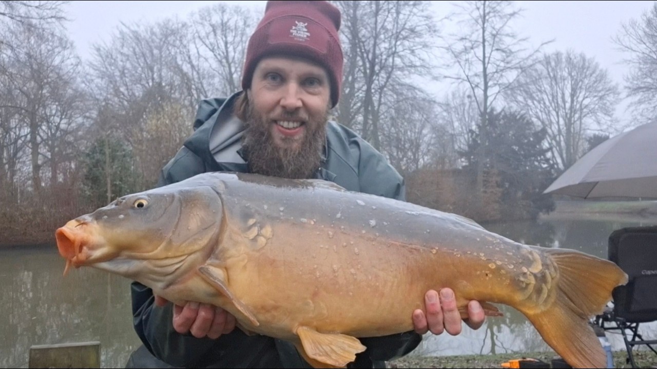 Ik dacht dat ik vast zat.... maar toen gebeurde dit.`` 🎣😎🤩👀 #wintervissen #fishing #youtubeshorts.