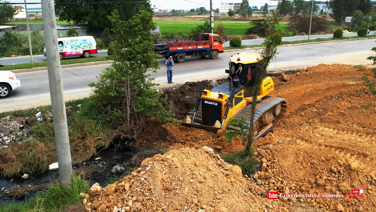 Nicely Road Side Landfill Delete Mud! Using Skilled Bulldozer Pushing Soil And Dump Trucks