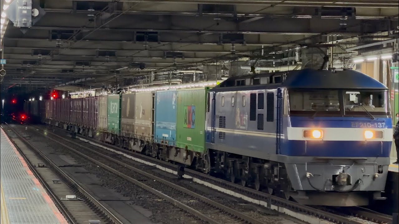 【4K高画質】【岡山桃が代走】JR貨物EF210形100番台137号機〔岡〕（新塗装）＋コキ24両が大宮駅4番線を低速通過するシーン（4076レ・吹A229・コンテナ輸送）2026.3.16