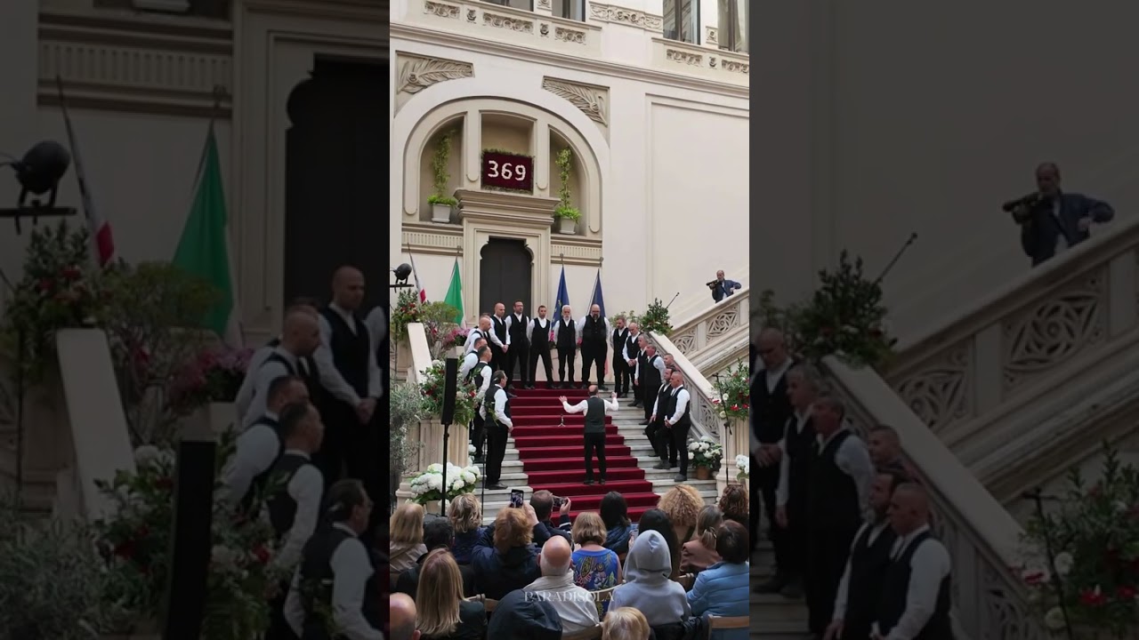Il Coro Cantos De Jara Gesturi esegue 