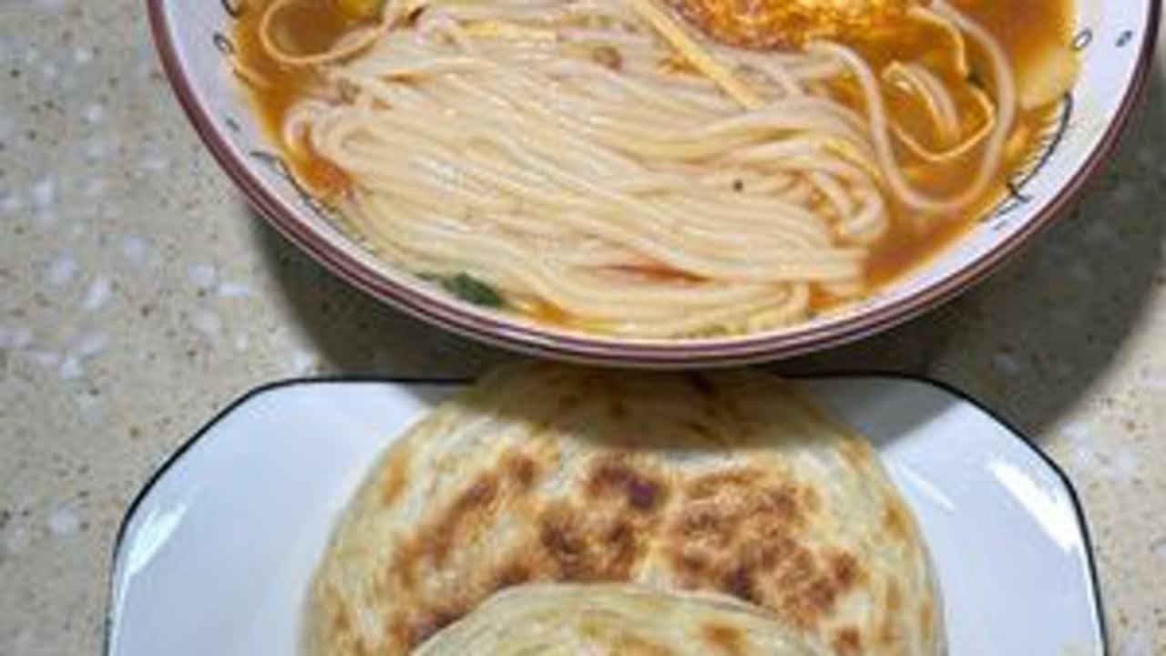80后陪读妈妈，每天5:20起床，给两个高中生做早饭。今天吃酸笋肉沫米粉，搭配千层酥饼。#陪读妈妈 #记录真实生活