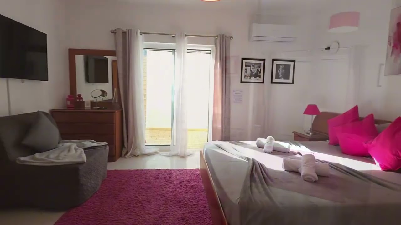 Moradia T3 com Vista Mar Perto de Carvoeiro com Jardim e Piscinas Comuns