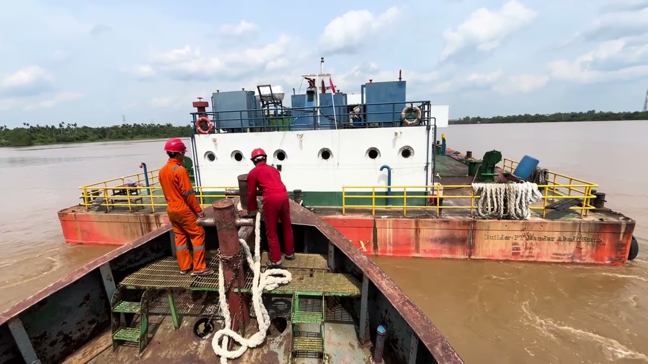 TB MITRA BAHARI IX DAN OB MITRA BAHARI X lewati kolong jembatan