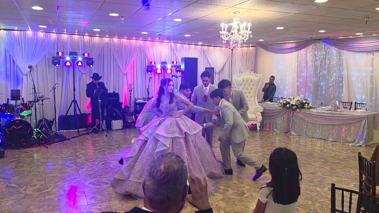 Presentacion de Jimena y su Corte de Honor en sus 15 Años (I see the light ✨️ 😍)