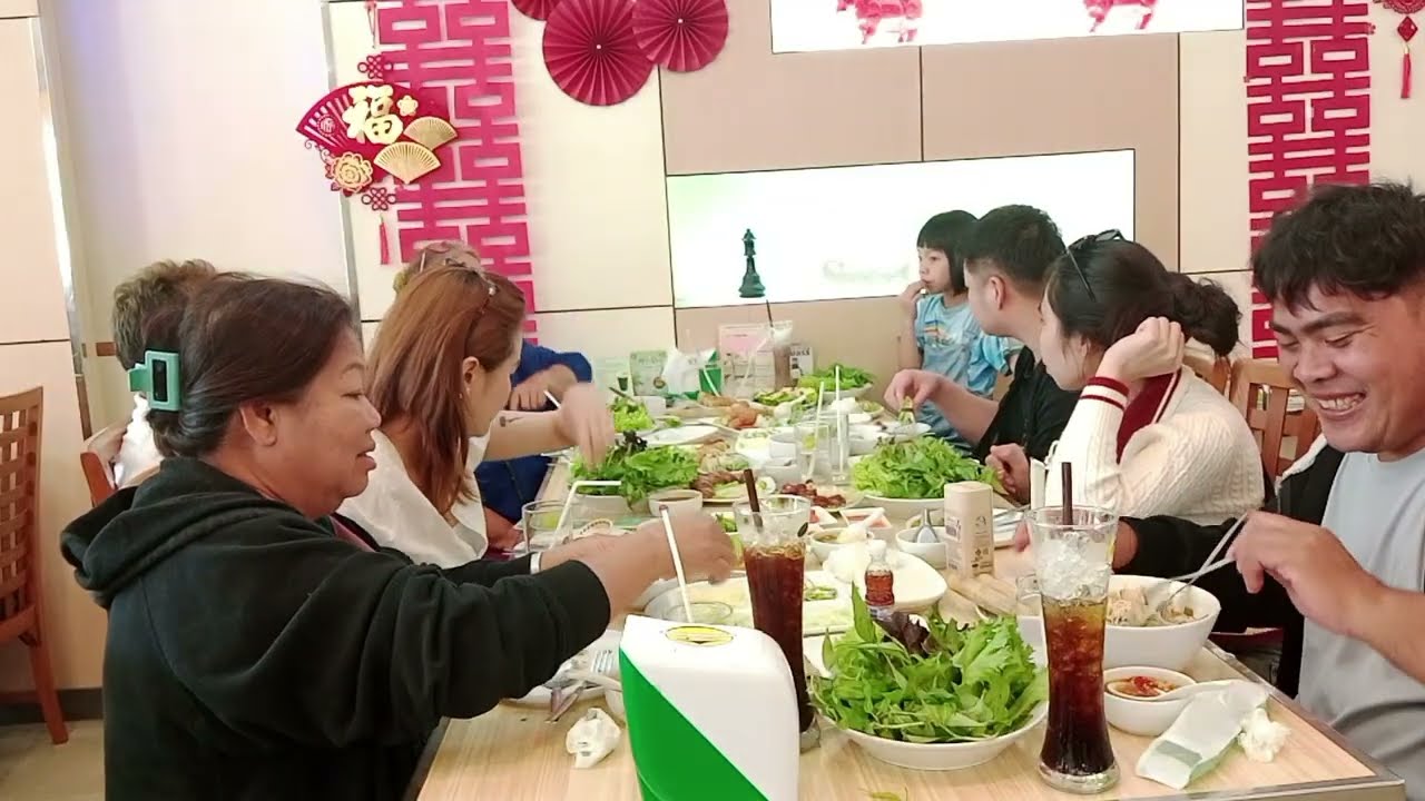 แวะกินแหนมเนืองกินไปคุยไปแซ่บมาก #อาหาร #สาวอร(ON)บ้านนา