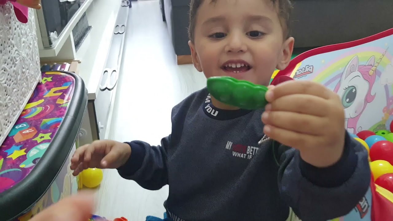 Yusuf emir evde ki bütün popitleri bir kutuya topladı.