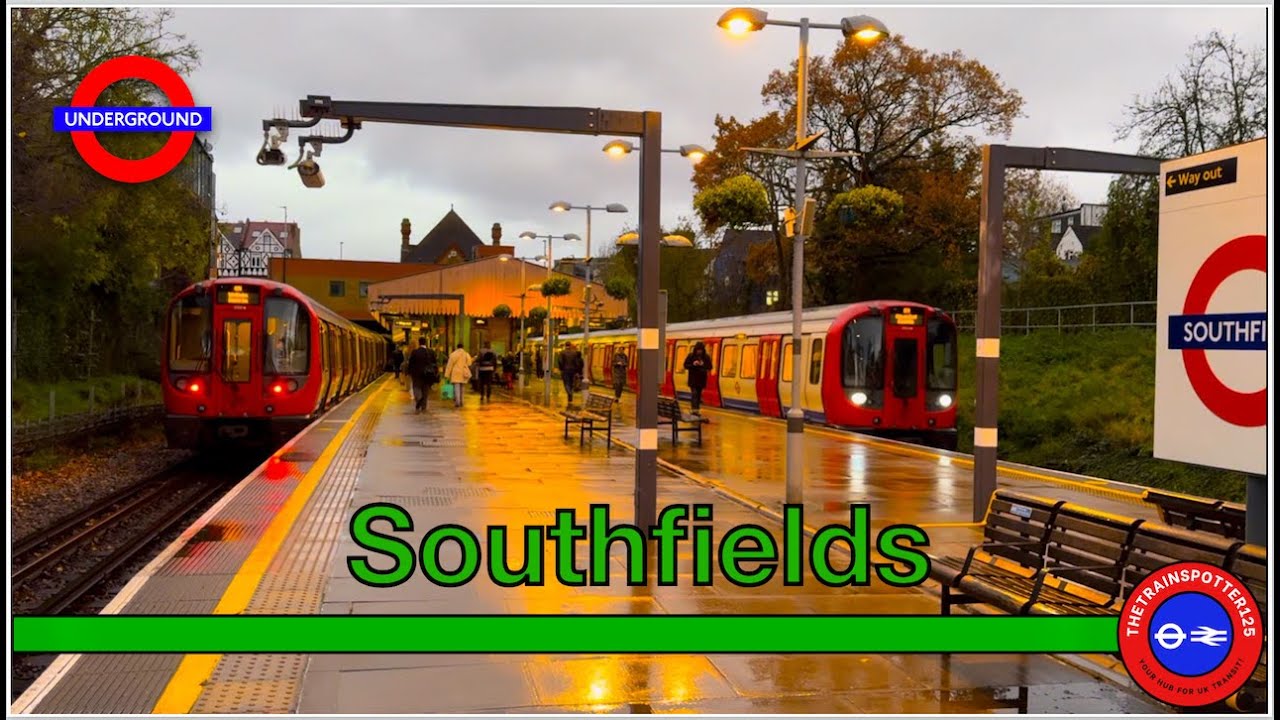 A Cold Rainy Evening on the District Line at Southfields Station! - London Underground (27/11/2023)