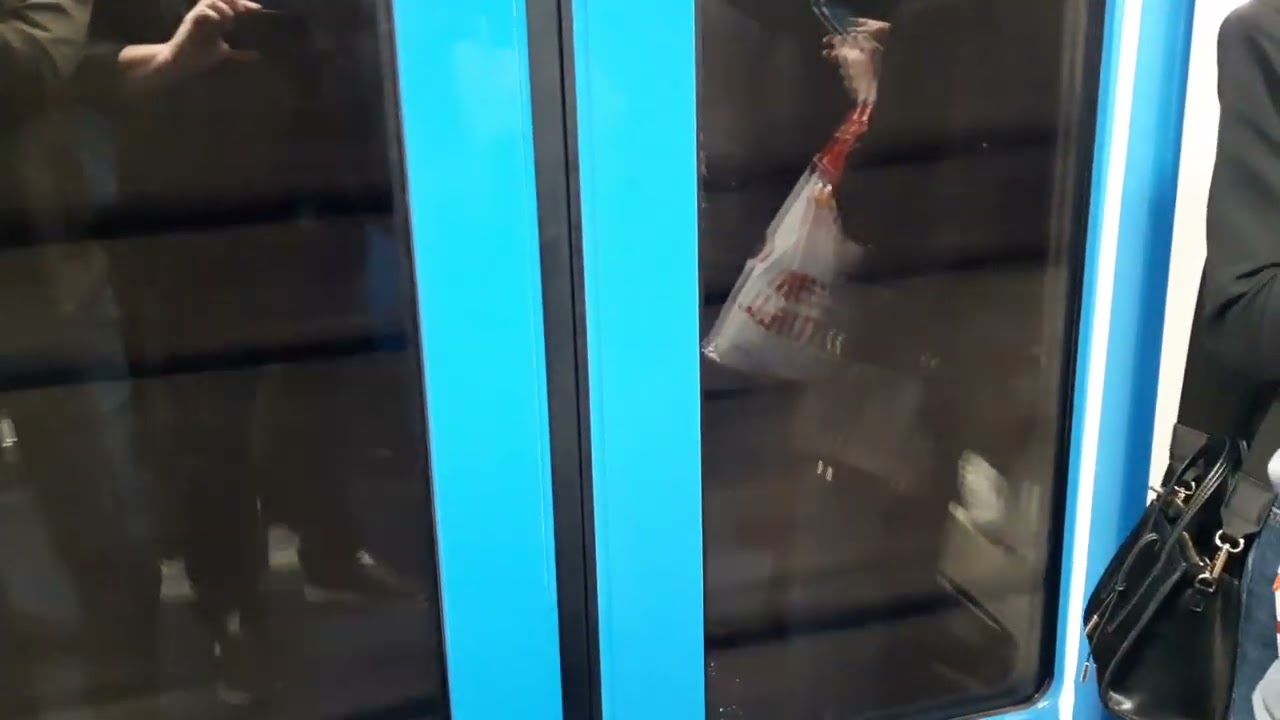 Комфортные современные вагоны метро Баку