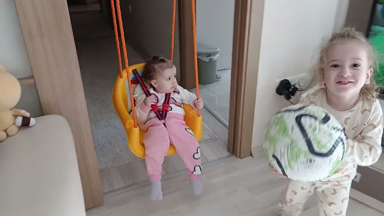 Şura salıncakta  Kayra oyun peşinde😀😍🥰