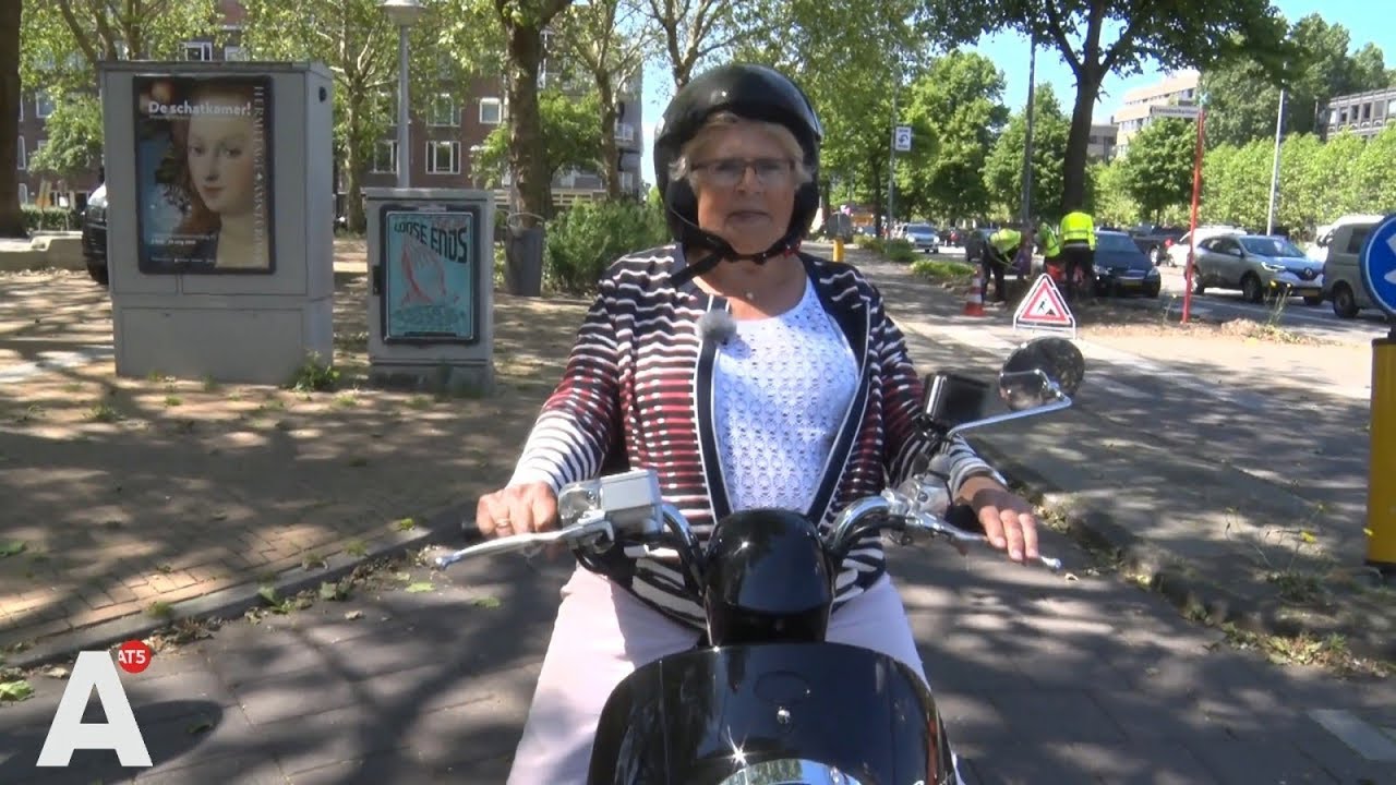 Rietje (80) voor het eerst de weg op met opgevoerde snorscooter