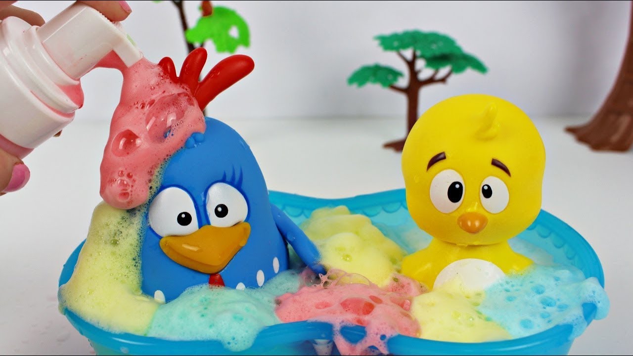 GALINHA PINTADINHA PINTINHO AMARELINHO BANHO COLORIDO DE ESPUMA Learn Colors For Kids MonsterKids