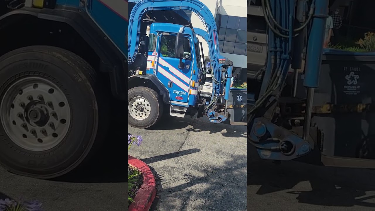 Republic services garbage truck on carted recycle filmed today with a horn 