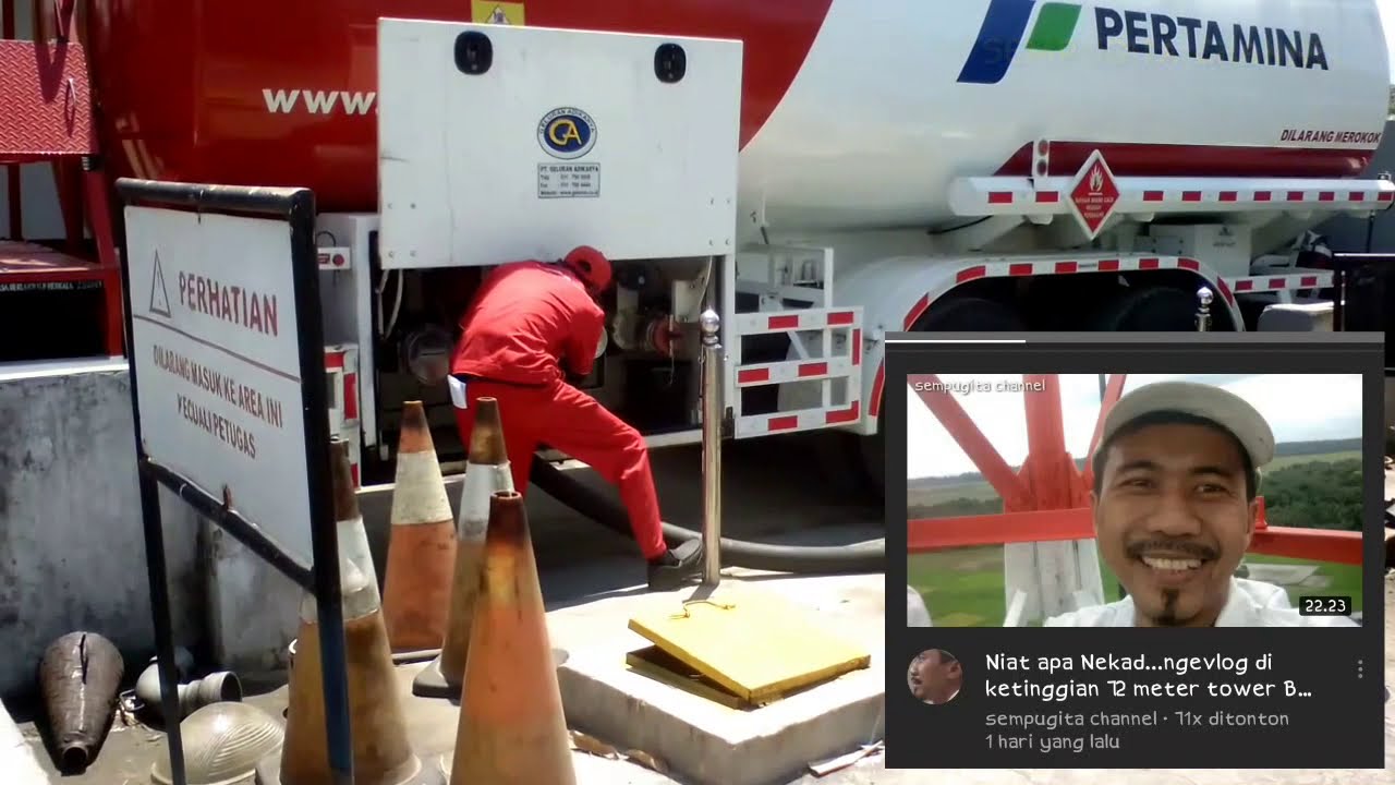 Proses Pengisian Solar dari mobil Tanki ke Tanki Pendam SPBU Uloe Bone, syutingnya nggak boleh dekat