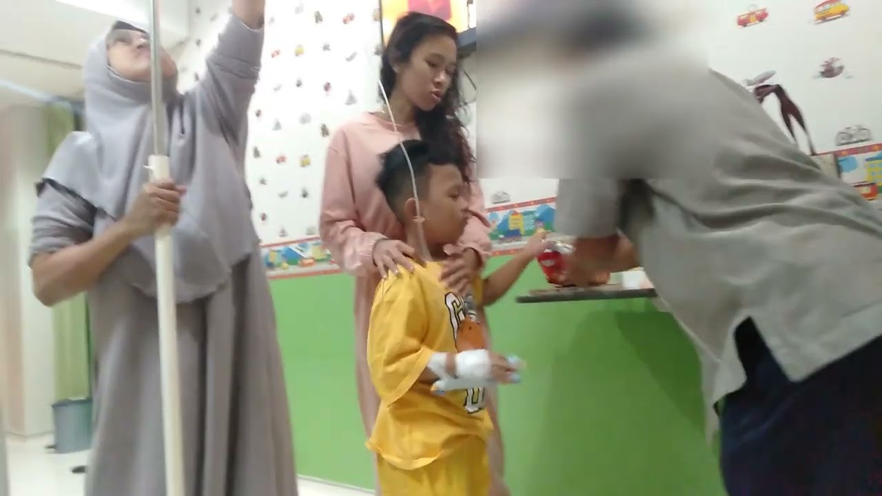 Menjenguk adik kecil di rumah sakit Telogorejo Semarang.