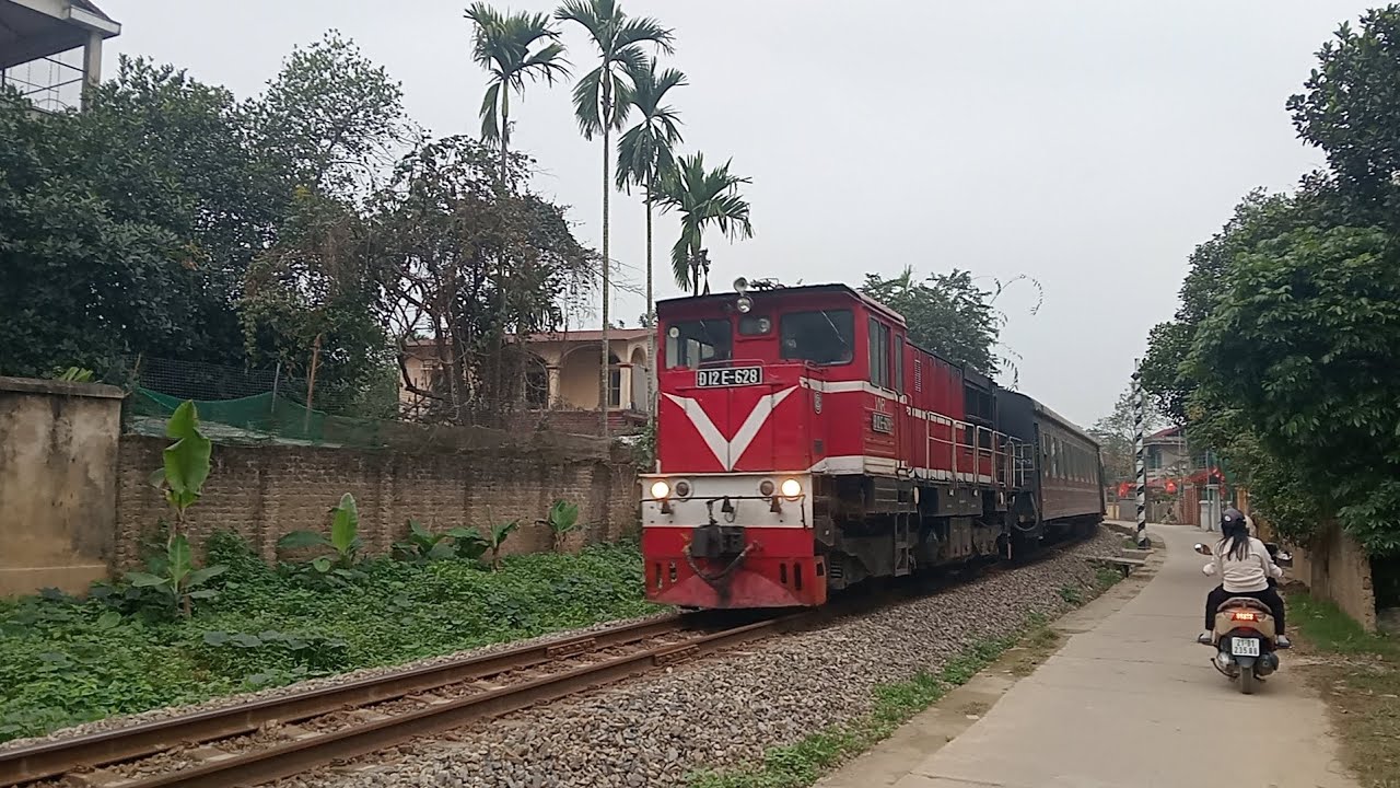 1 video chỉ toàn tàu khách do máy D12E kéo (18/2/2026)