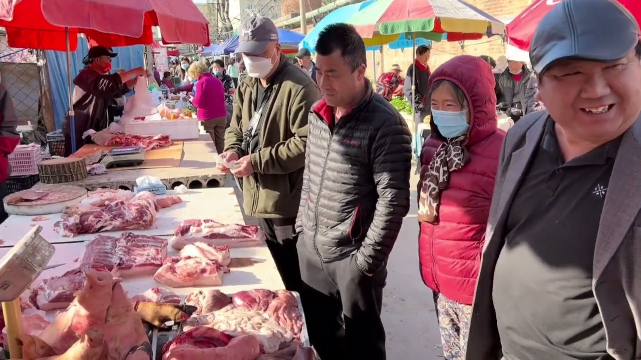 北京农村早市黑猪肉太便宜了，整块整块的往家买，看着不要钱似的 #猪肉