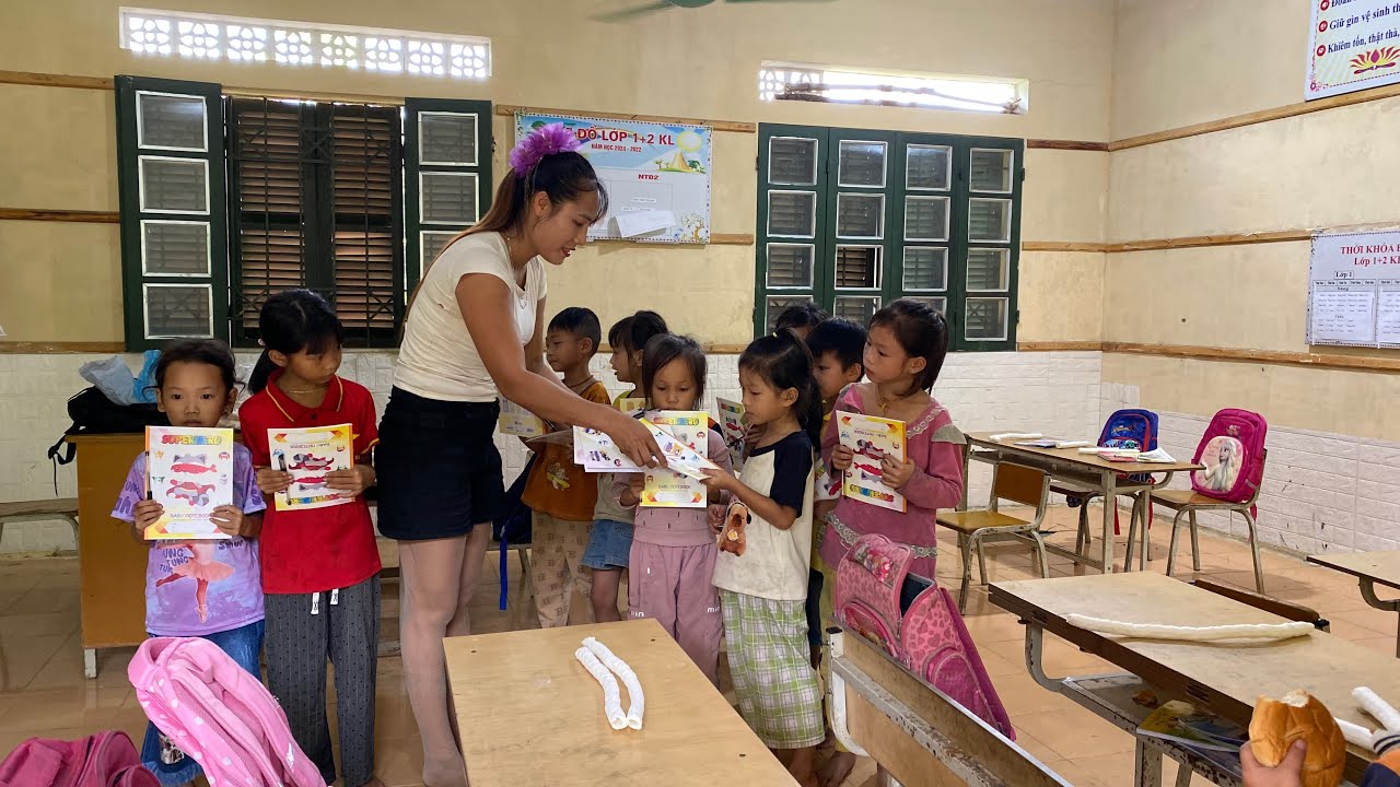 Talented repair girl gives notebooks to children preparing to enter first grade