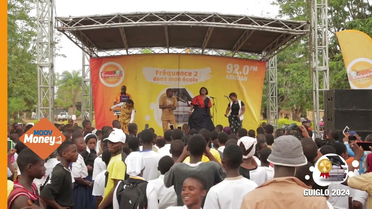 Le Chanteur 𝐁𝐥𝐞́ 𝐌𝐚𝐫𝐢𝐮𝐬 fait danser Mme le Directeur Mariam COULIBALY au 𝐋𝐲𝐜𝐞́𝐞 𝐌𝐨𝐝𝐞𝐫𝐧𝐞 𝐝𝐞 𝐆𝐮𝐢𝐠𝐥𝐨.