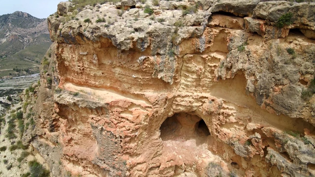 Abanilla (Murcia), video de la Peña Roja y sus cuevas en 4K.