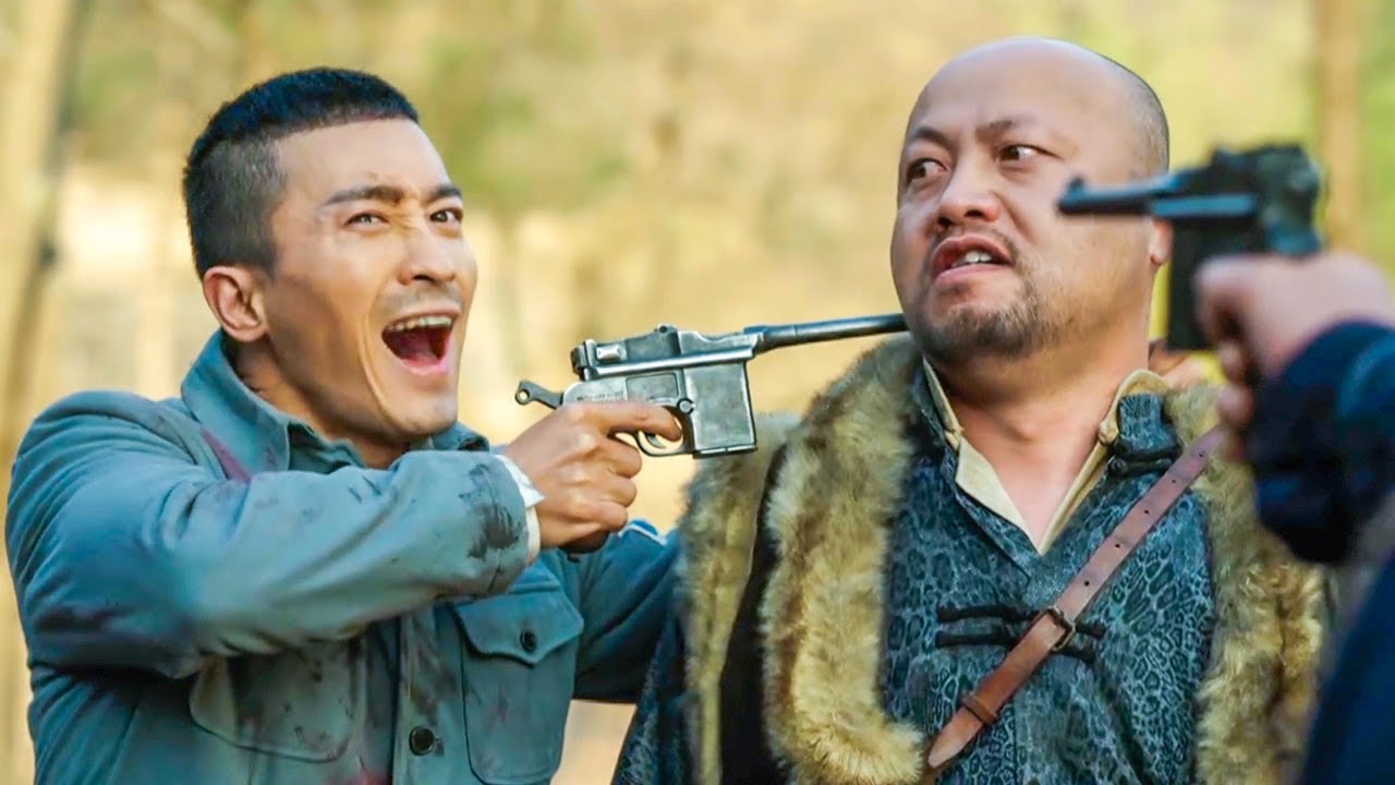 共軍小伙遭土匪包圍，臨危不亂請求對方當面談判，虛晃一招反將山匪頭目繳械！