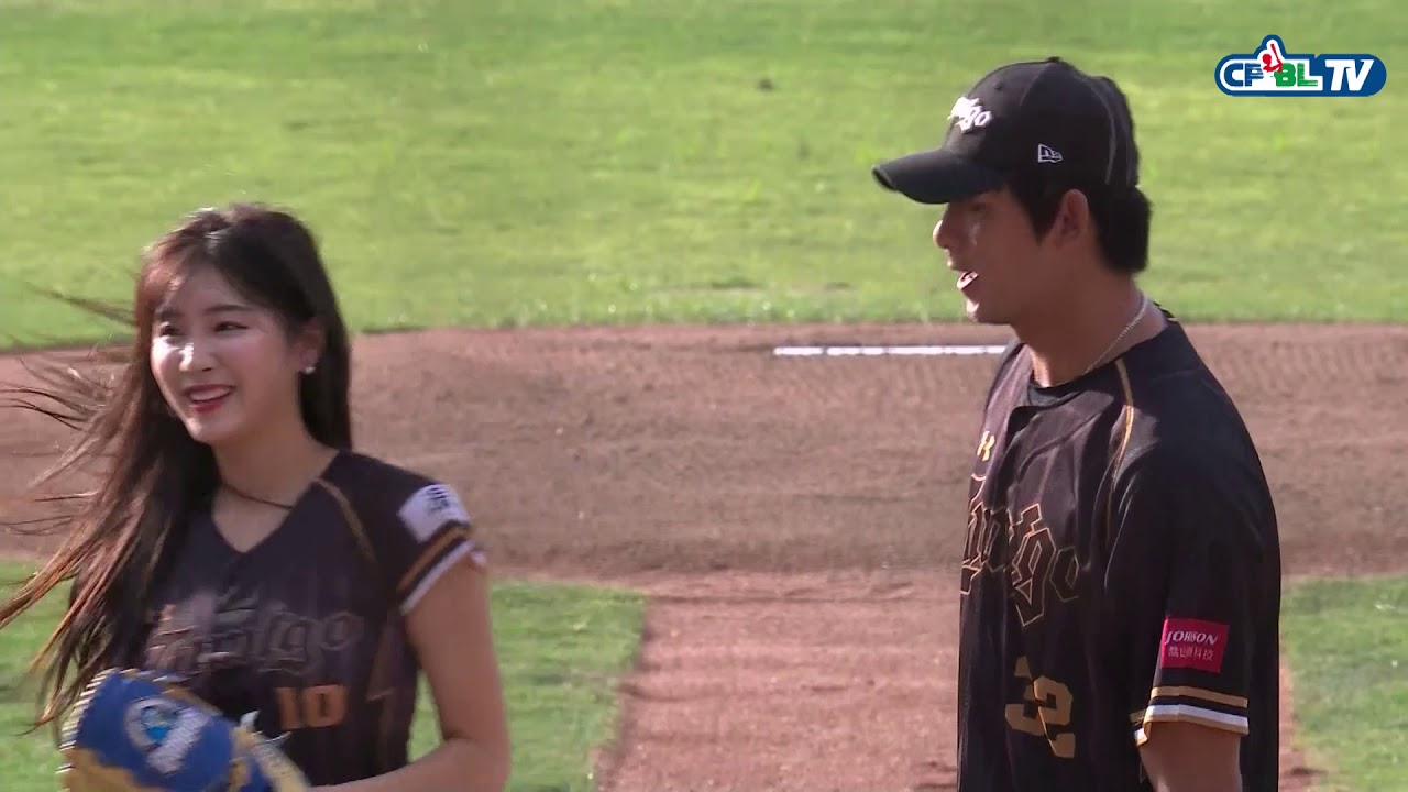 07/20 富邦 vs Lamigo 賽前，韓職最強外掛啦啦隊女神安芝儇為這場比賽開出漂亮的一球