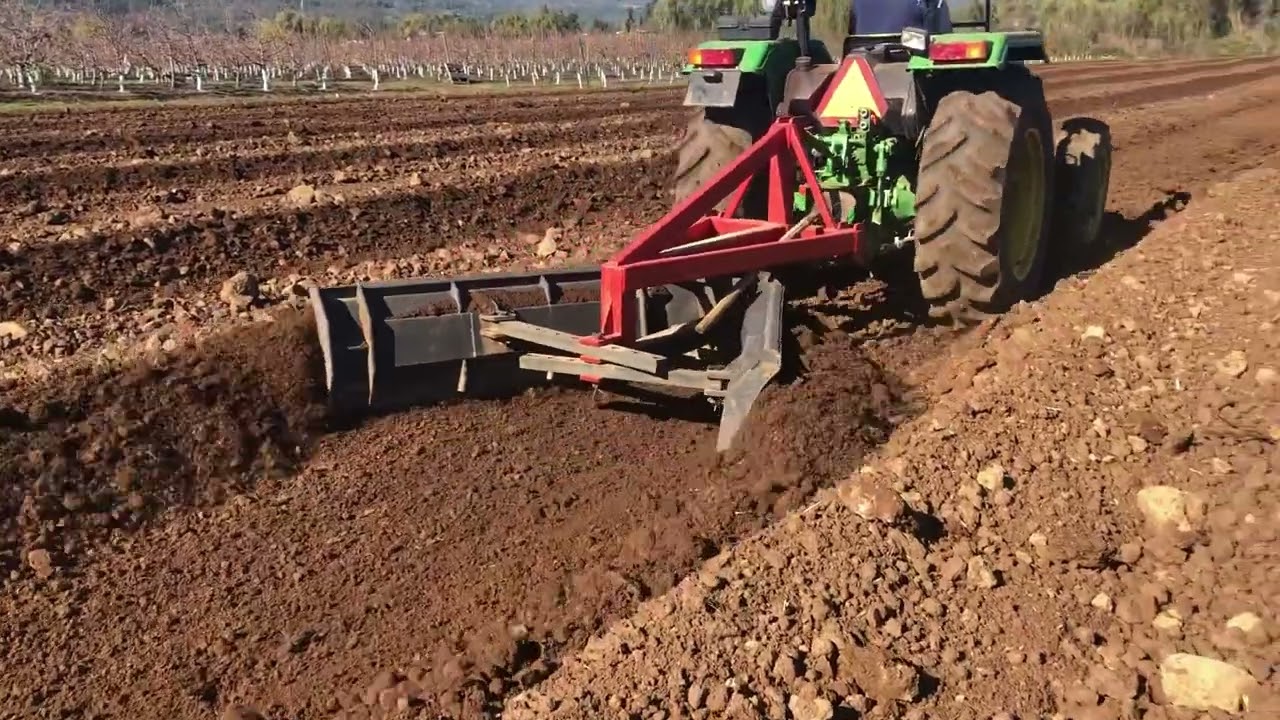 Preparando camellones para plantaci&oacute;n 🚜