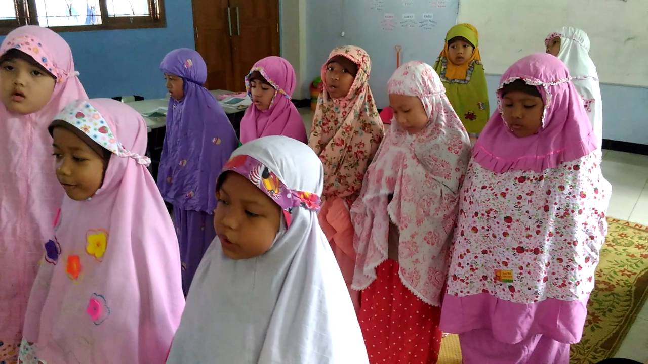 Belajar Sholat Dhuha kelas 1A 2016/2017 ESLUHA ALL SMART SDIT Luqman Al Hakim Sleman
