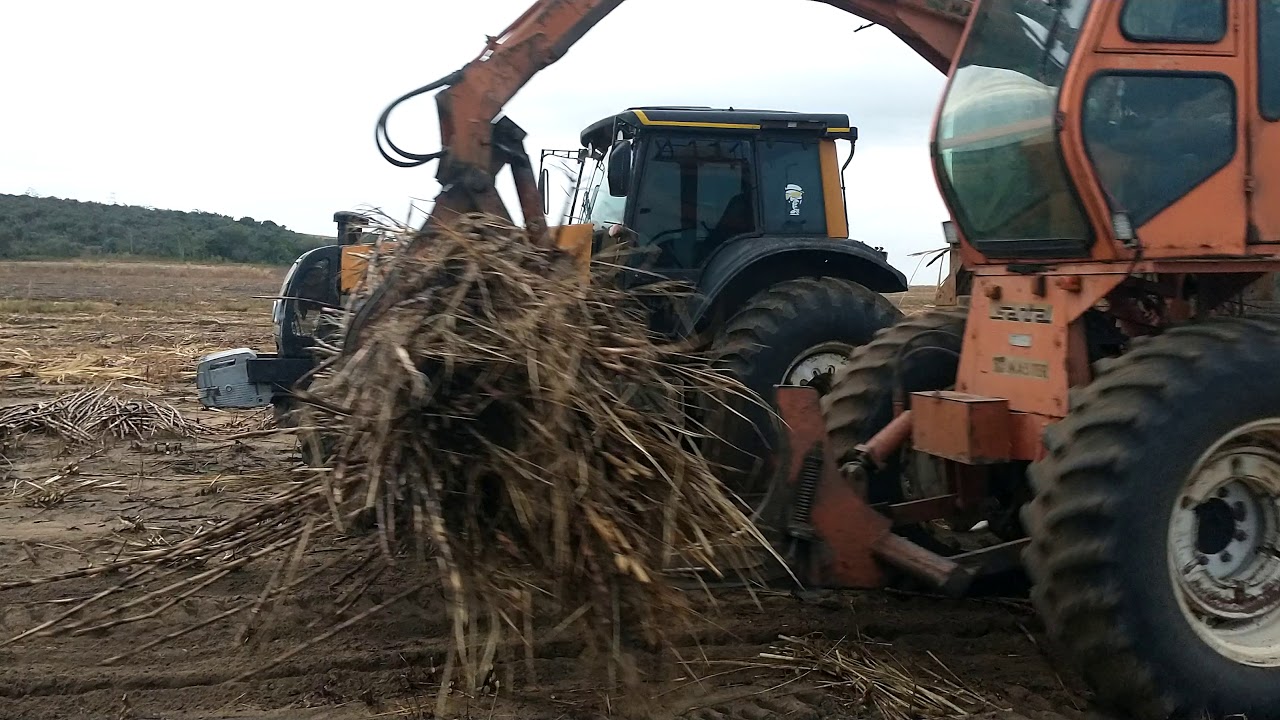 trator de casquinha puxando reboque na usina campo limpo