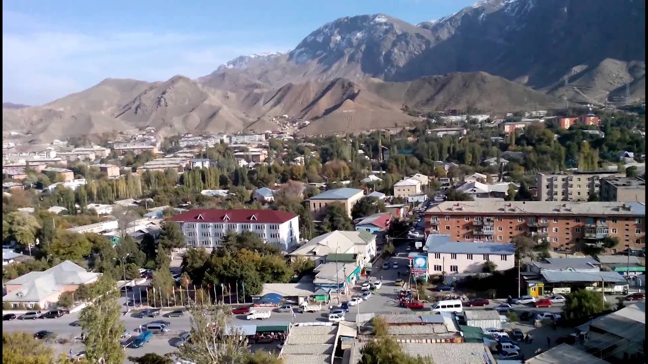 Вот такие горы и город Кадамжай