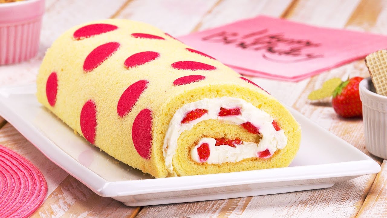 Simpático rollo de fresas decorado con lunares