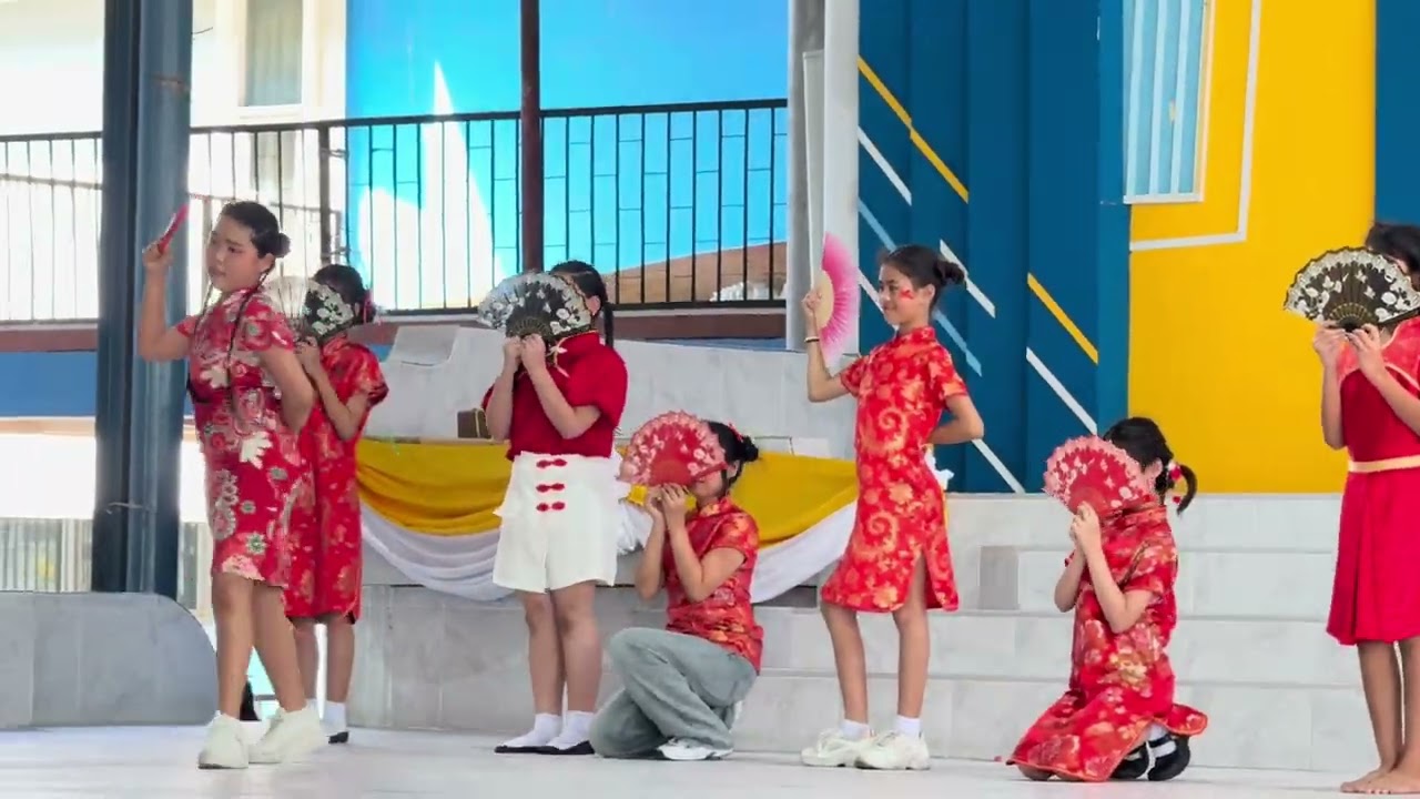 Chinese New  Year  Cover Dance 2 รร.ฤทธิยะวรรณาลัย ประถม ผอ.ดร.พวงผกา  แสงเงิน