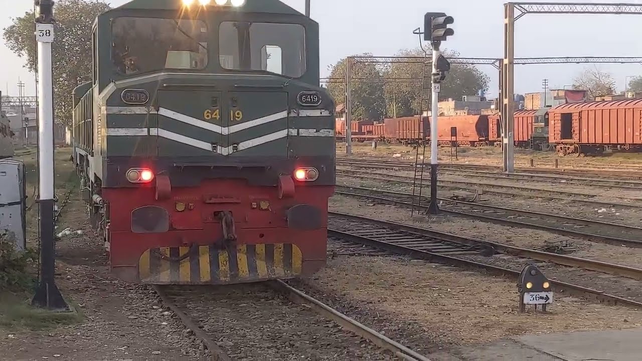 Peshawar to Quetta Train Jaffar Express reaching Lahore Pakistan Railways 