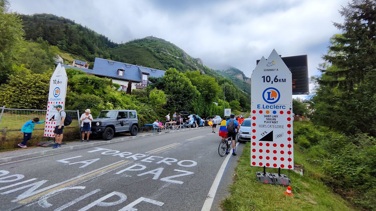 Ambiente en la subida a Pla d’Adet en el Tour de Francia 2024