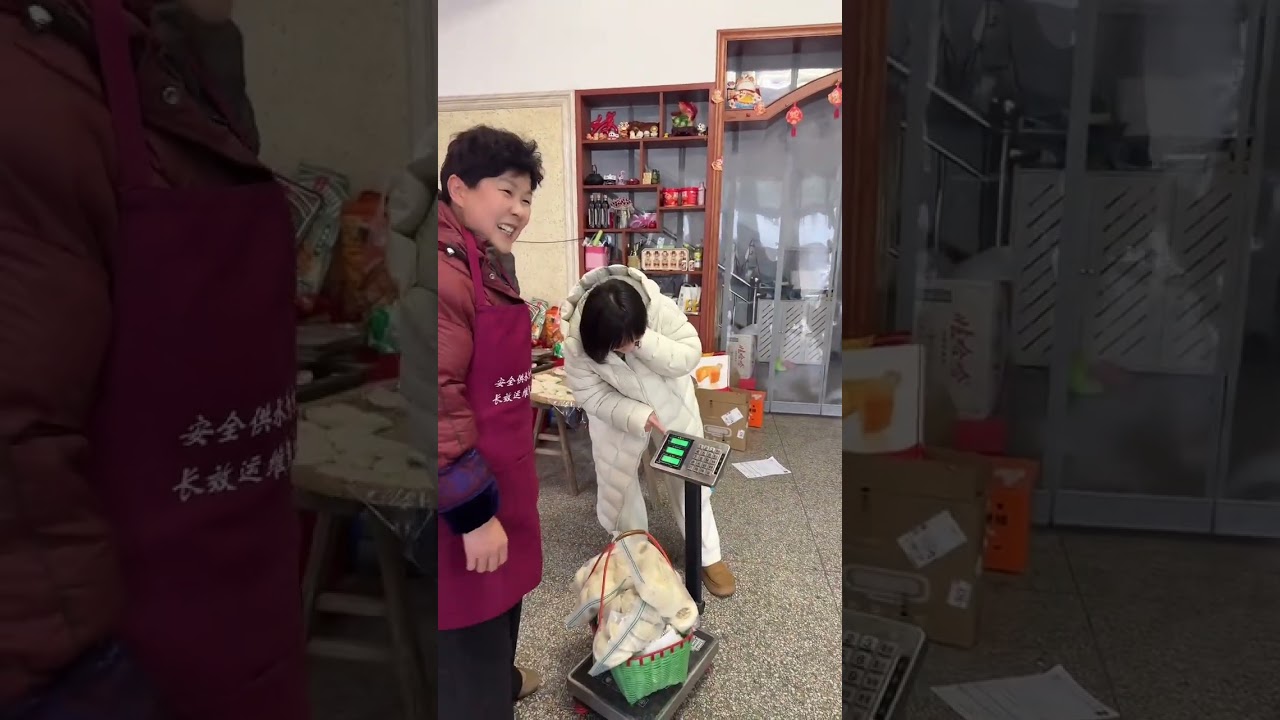 給爸媽、姐姐家送粿去，老媽“趁”姐姐不在家，將零食一個勁的往我籃子里搬～#記錄真實生活