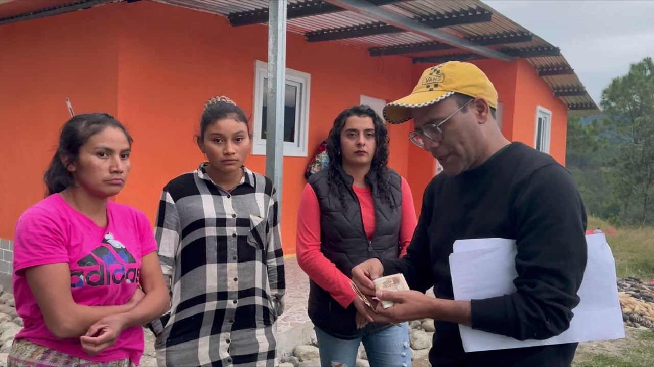 Beca y más ayuda para la niña que dormía en el suelo | Astrid