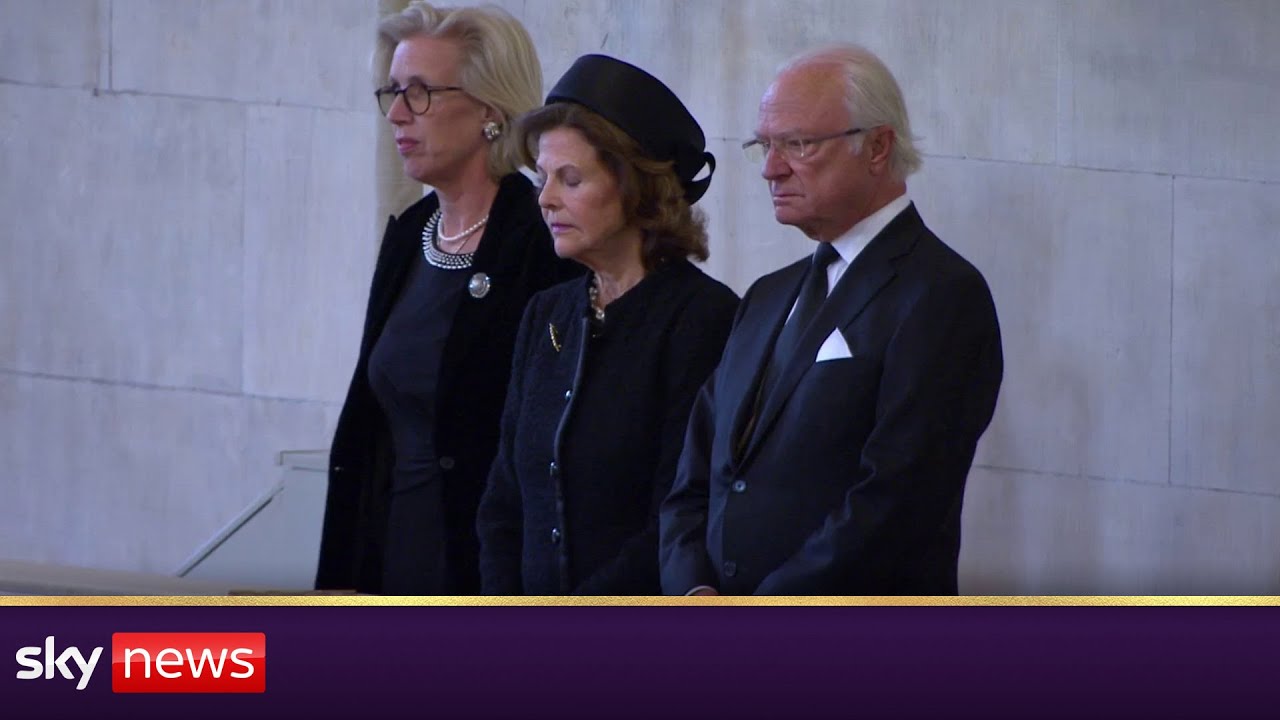 Члены европейских королевских семей отдают дань уважения королеве.