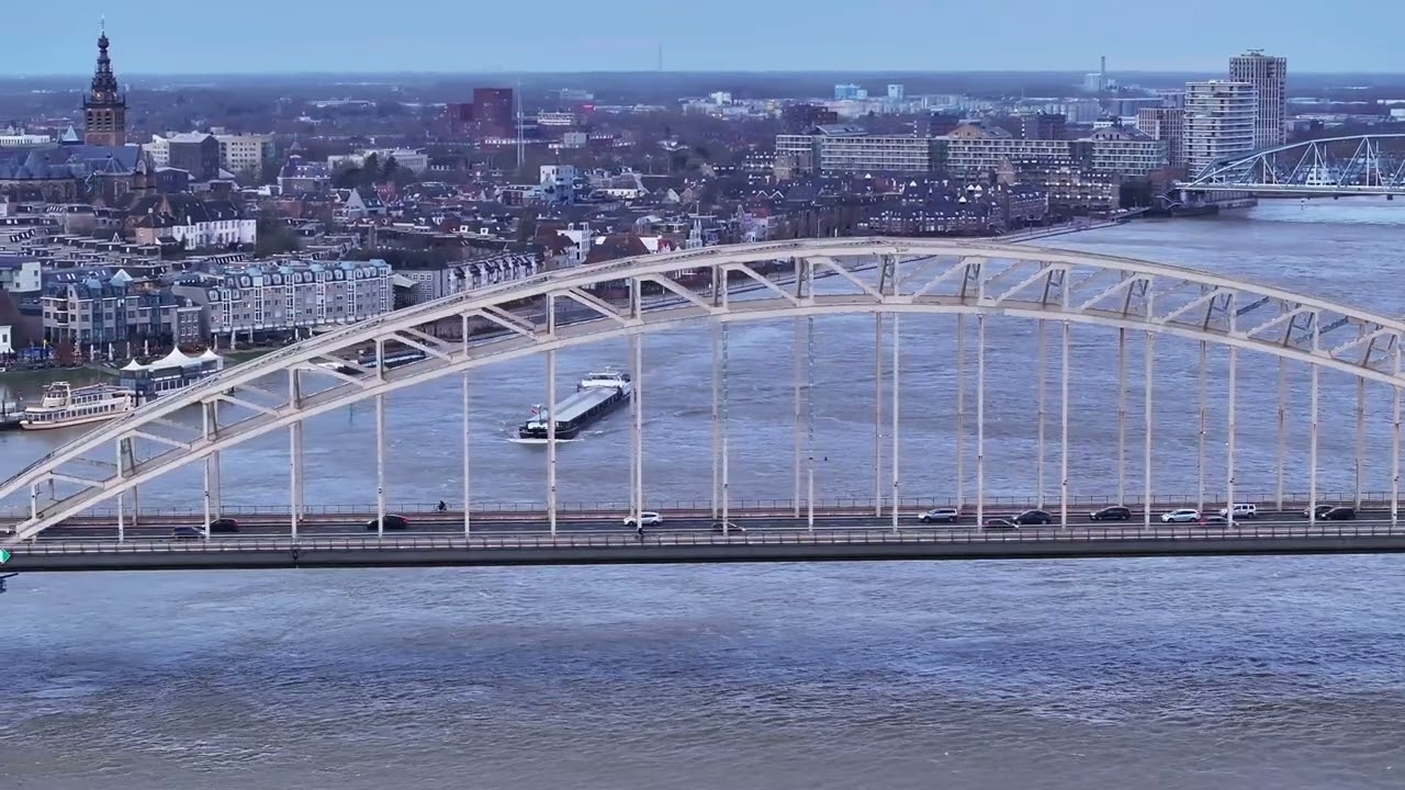 Unieke beelden: hoogwater bij de waalbrug in Nijmegen 🌉