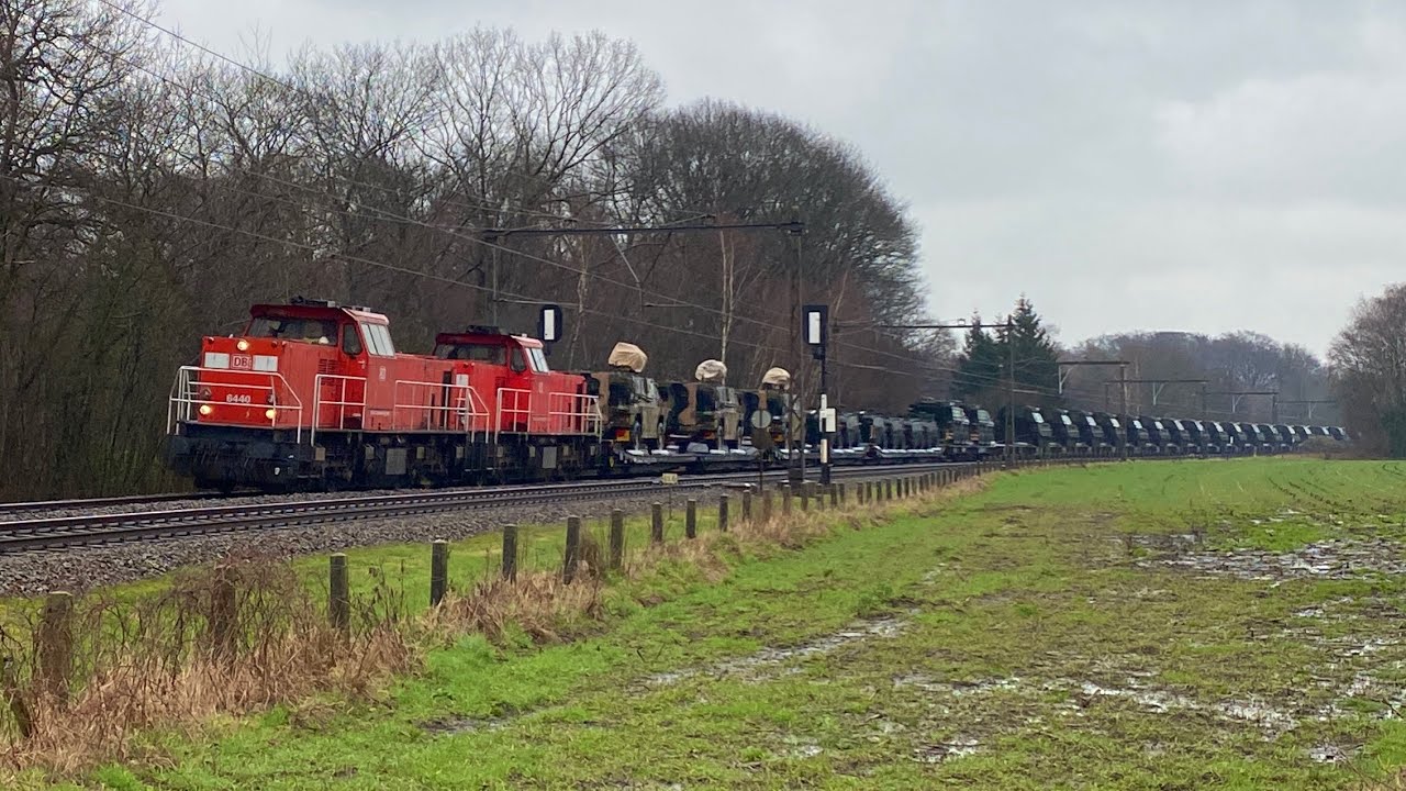Dutch Army Train pulled by DBC passes through Wallersteeg near Nijkerk! (Artillery, APV’s and more)