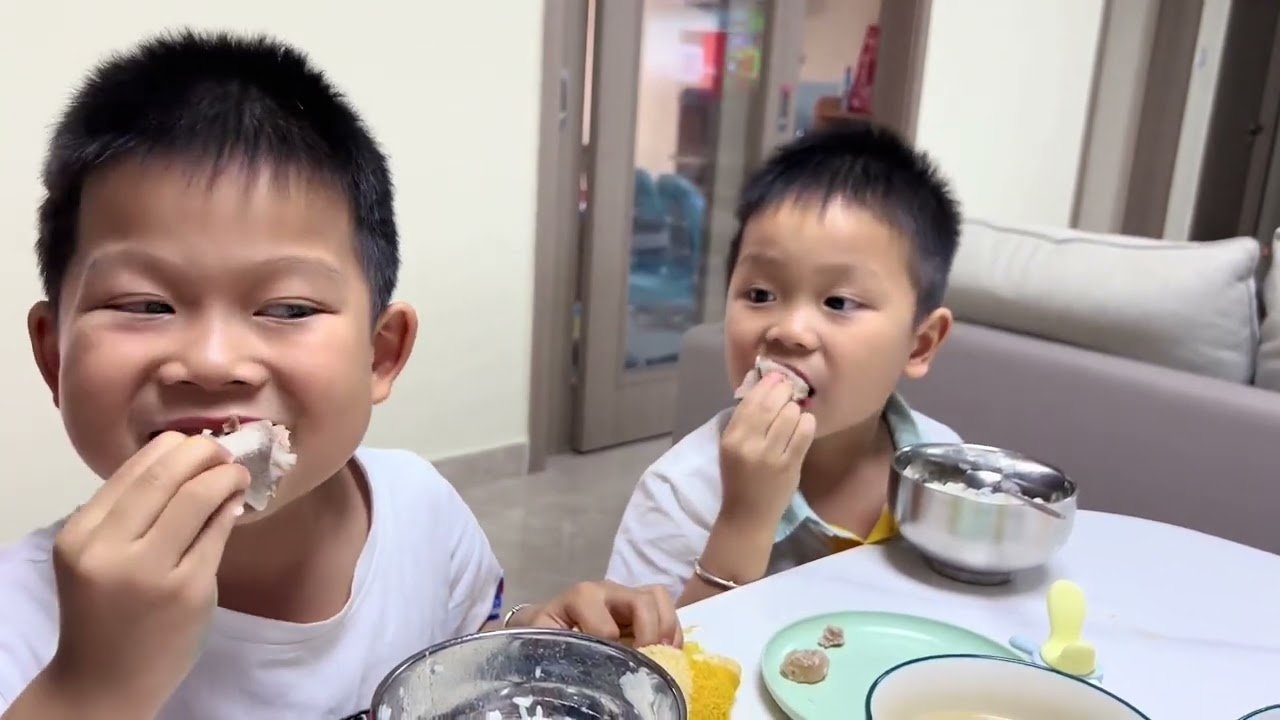 哥哥不愧是干饭小能手，不管辉辉说什么做什么，都不影响他干饭#亲子#萌娃#日常