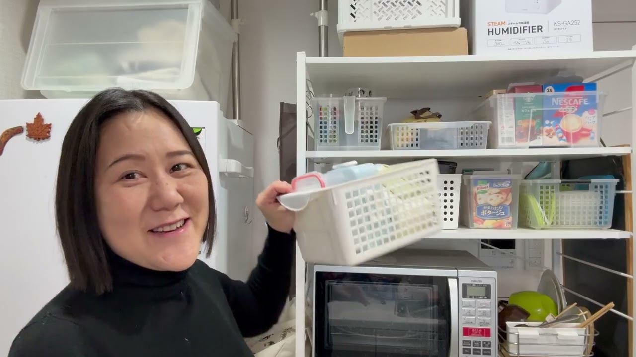 Tips for decluttering and organizing the kitchen shelf. Tokyo Organizer's tips for tiny homes.