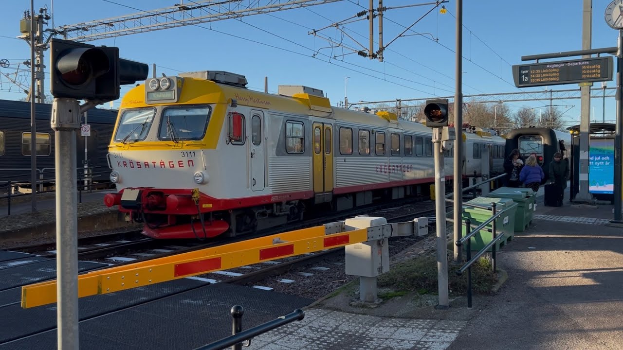Plattformsbommarna på Kalmar C med Krösatåg - Swedish level crossing