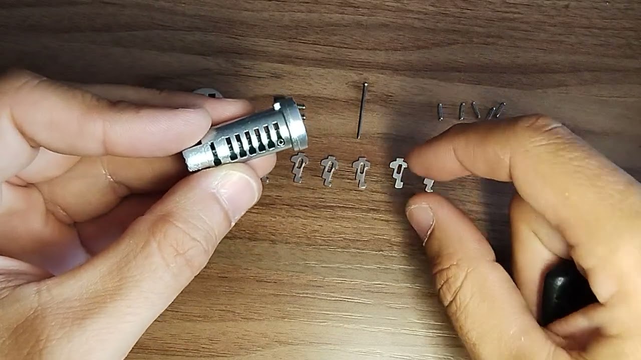 Tutorial per adattare chiave moto Triumph su nottolino serratura borsa/bauletto cod. T2509880