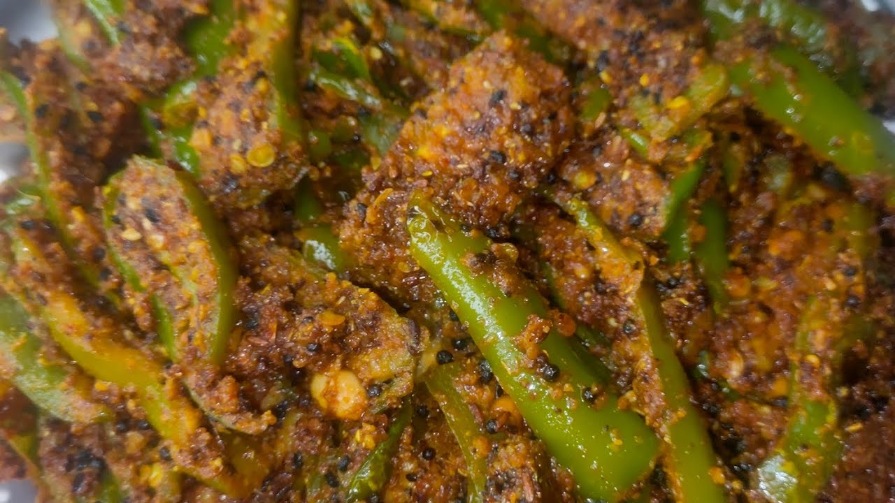 👌"याद आता है वो माँ के हाथों का पुराना सा मर्तबान,मिर्च के उस अचार में ही बसती थी, हमारी पूरी जान।"😋