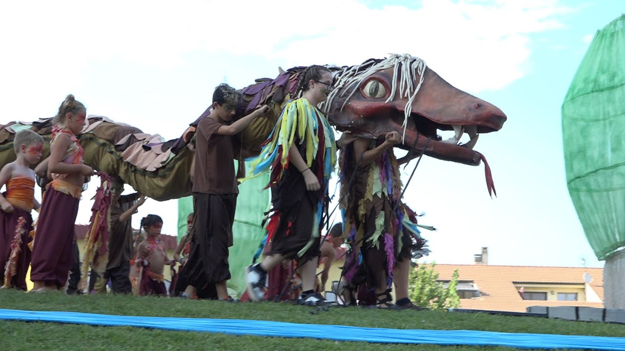 Prop de cent infants fan viure la llegenda del Serpent Infantil a Manlleu